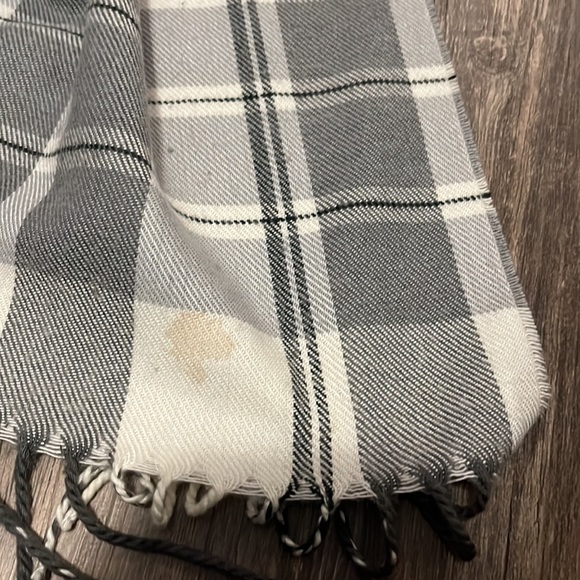 Grey and cream plaid scarf - Picture 4 of 6